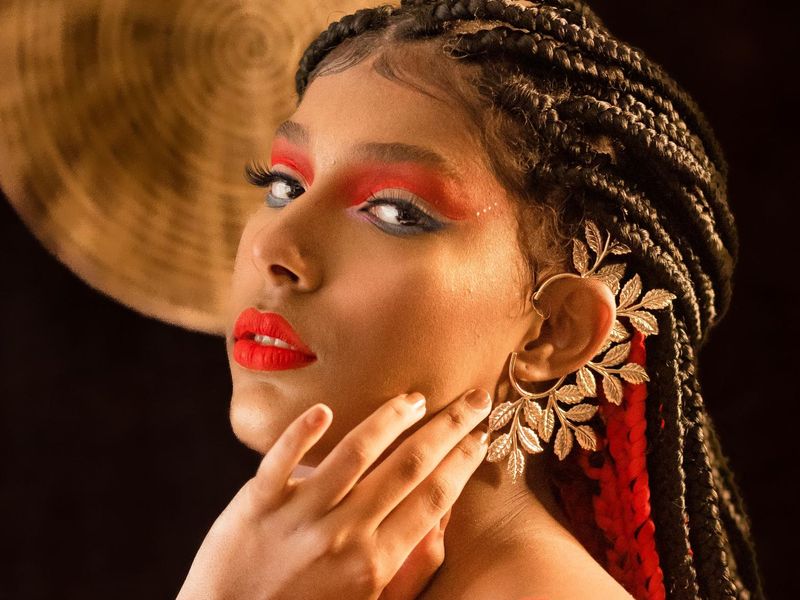 Box braids com detalhe em vermelho